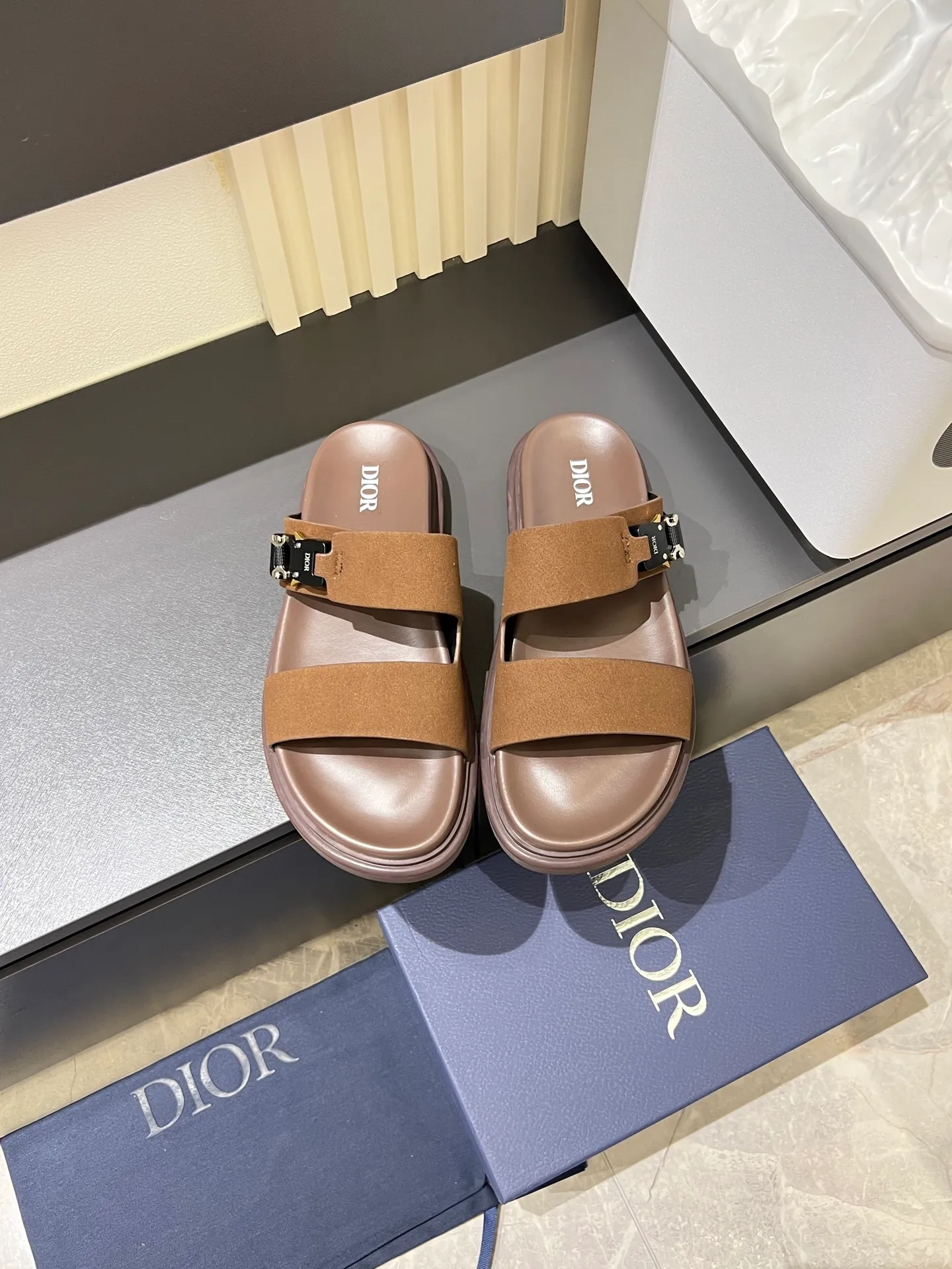 Men's Men's Shoes 💰p320 Dio* Men's Sandals Slippers. Showcasing Dior haute couture design. The Dior gray suede strap is accented with an aluminum Dior buckle for added style. Paired with a comfortable tonal notch sole, they pair easily with shorts or jeans for a sophisticated look. Main body: suede cow leather, technical fabric lining: cow leather, with adjustable straps, aluminum Dior buckle, Dior gray EVA insole, tonal notched rubber outsole splicing structure, size: 38-44 (customized at 45.46)